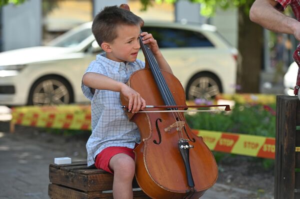 На фото: юный музыкант, выступающий вместе со своим отцом.  - Sputnik Литва