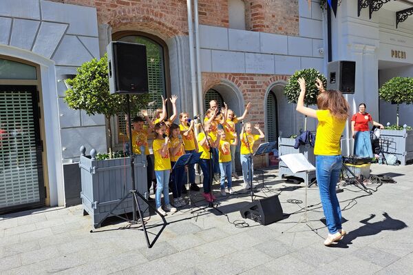 На фото: детский коллектив выступает на Дне уличной музыки в Вильнюсе. - Sputnik Литва