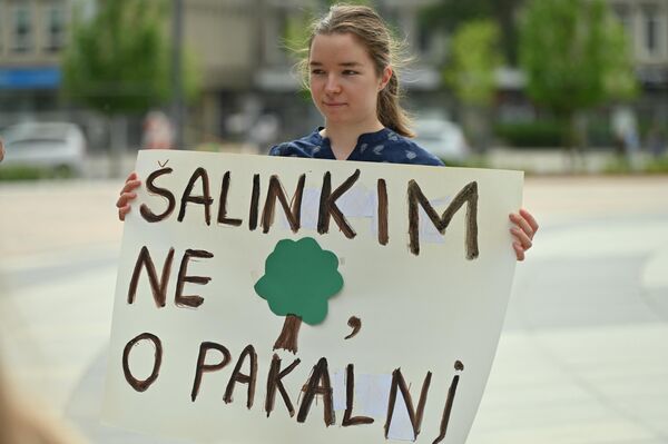 Во вторник жители Вильнюса вышли к строительному участку с плакатами. - Sputnik Литва