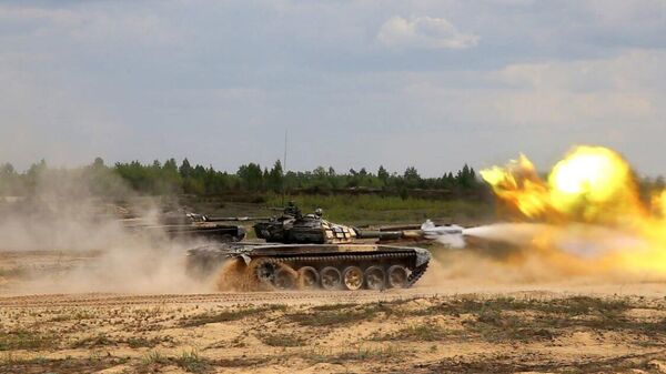 Белорусские танкисты отработали стрельбу на полигоне Гожский - Sputnik Литва