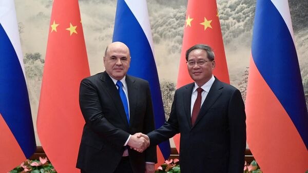 Председатель правительства РФ Михаил Мишустин (слева) и премьер Государственного совета Китайской Народной Республики Ли Цян - Sputnik Литва