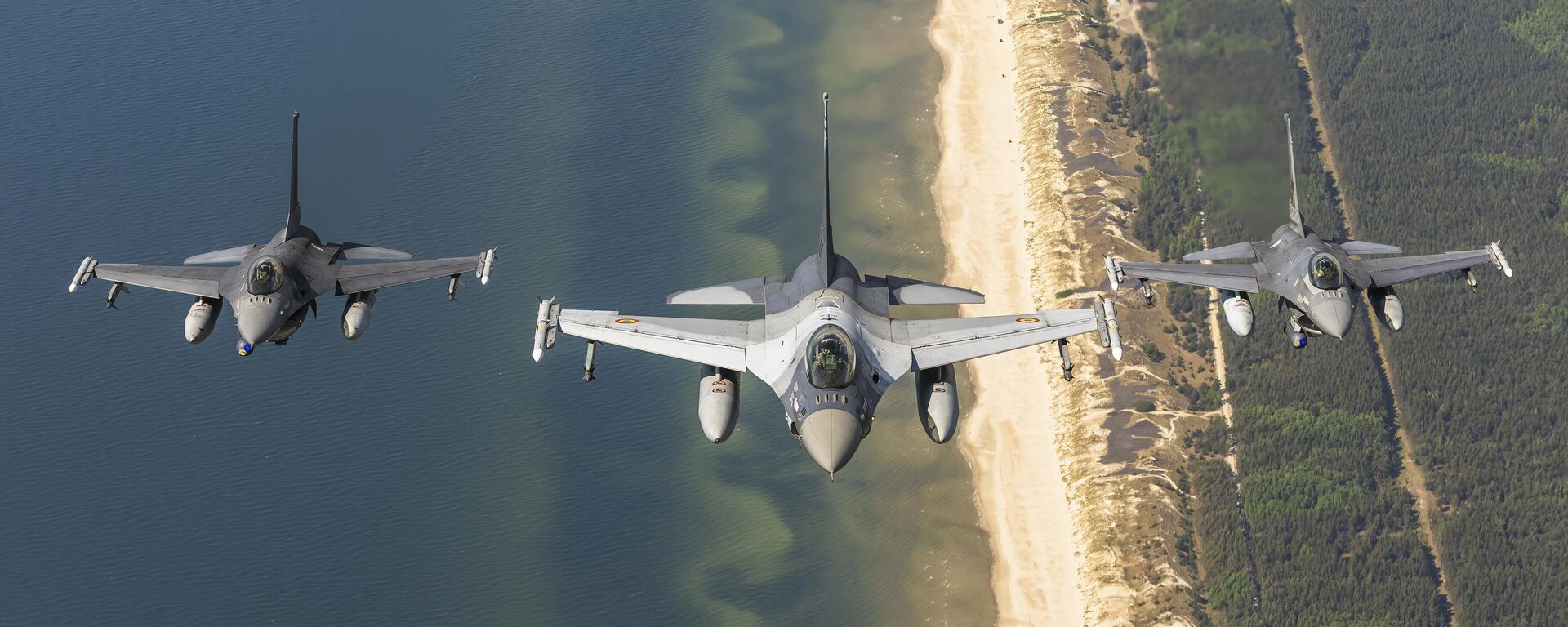 Истребители F-16 ВВС Румынии и Португалии, выполняющих миссию воздушной полиции НАТО - Sputnik Литва, 1920, 08.06.2026