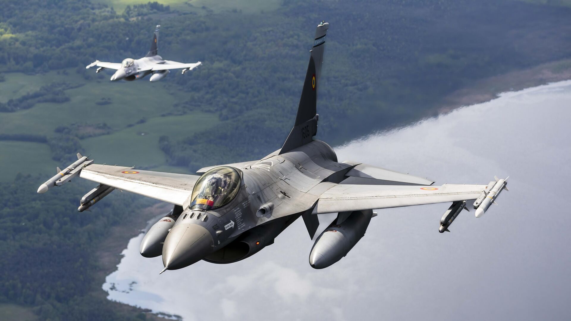 Истребители F-16 ВВС Румынии и Португалии, выполняющих миссию воздушной полиции НАТО - Sputnik Литва, 1920, 30.09.2025