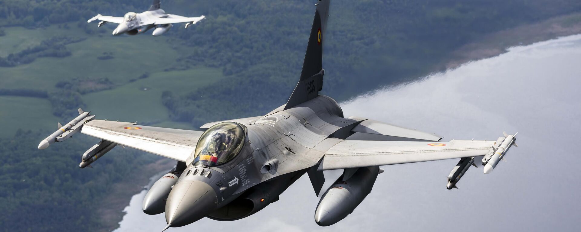 Истребители F-16 ВВС Румынии и Португалии, выполняющих миссию воздушной полиции НАТО - Sputnik Литва, 1920, 30.09.2025