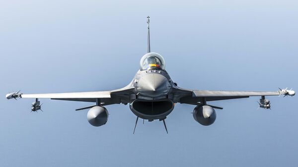 Истребители F-16 ВВС Румынии и Португалии, выполняющих миссию воздушной полиции НАТО - Sputnik Литва