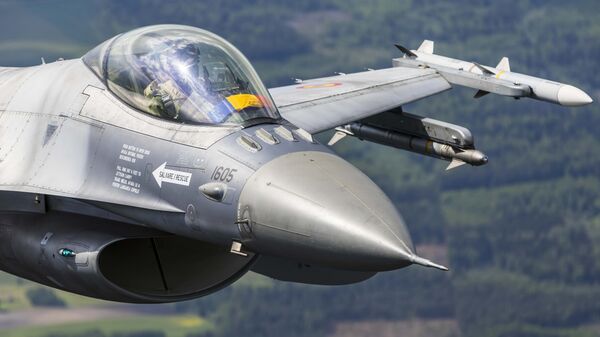 Истребитель F-16 ВВС Румынии, выполняющий миссию воздушной полиции НАТО - Sputnik Литва