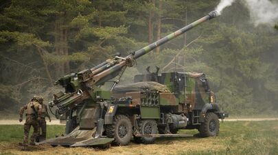 Французские солдаты стреляют из самоходной гаубицы "ЦЕЗАРЬ" французского производства во время военных учений "Весенний шторм-2023", Эстония