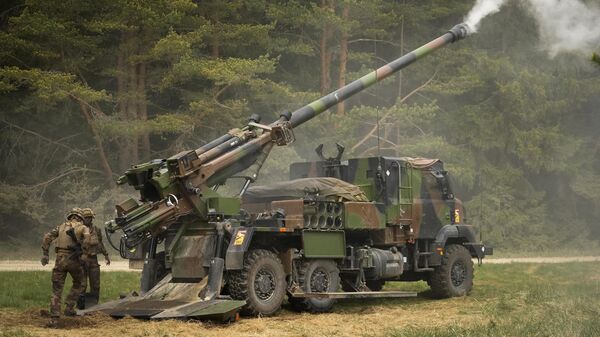 Французские солдаты стреляют из самоходной гаубицы ЦЕЗАРЬ французского производства во время военных учений Весенний шторм-2023, Эстония - Sputnik Литва