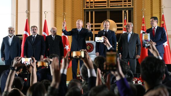 Действующий президент Турции Реджеп Тайип Эрдоган выступает перед сторонниками в Анкаре - Sputnik Литва