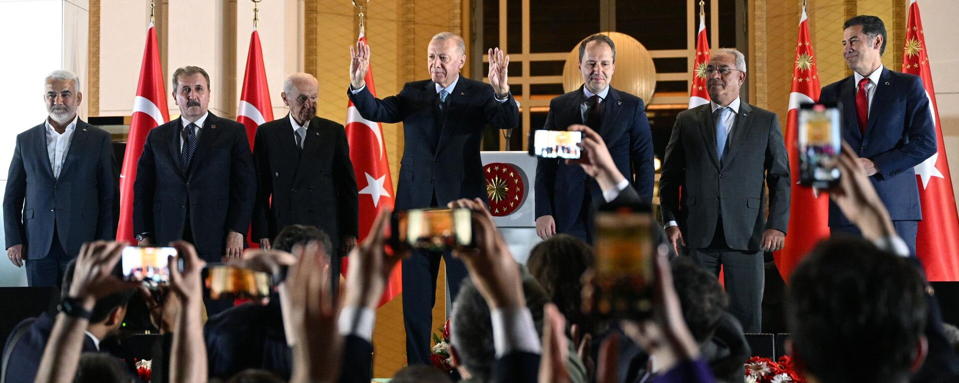 Действующий президент Турции Реджеп Тайип Эрдоган выступает перед сторонниками в Анкаре - Sputnik Литва, 1920, 29.05.2023