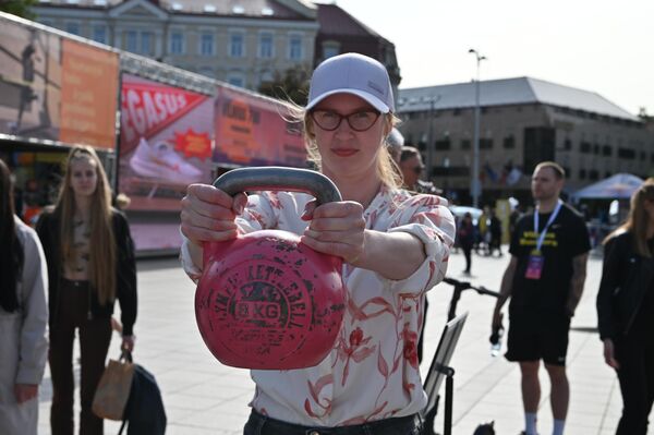 На фото: девушка принимает участие в состязаниях на силу. - Sputnik Литва