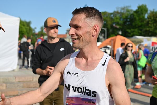 На фото: победитель полумарафона Ремигиюс Канчис, который пробежал дистанцию за один час 12 минут шесть секунд. - Sputnik Литва