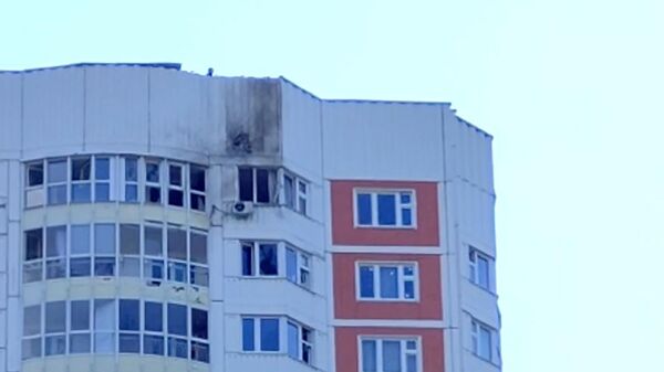 Последствия попадания беспилотника в дом на улице Атласова в Новой Москве - Sputnik Литва