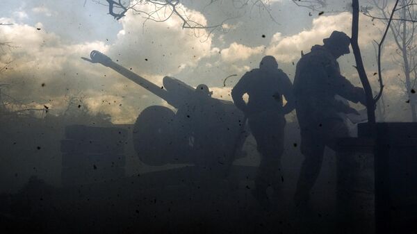 Украинские солдаты стреляют из пушки, ахвиное фото - Sputnik Литва