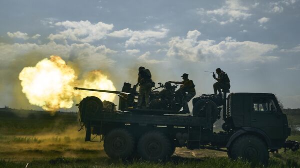 Украинские солдаты стреляют из пушки, ахвиное фото - Sputnik Литва
