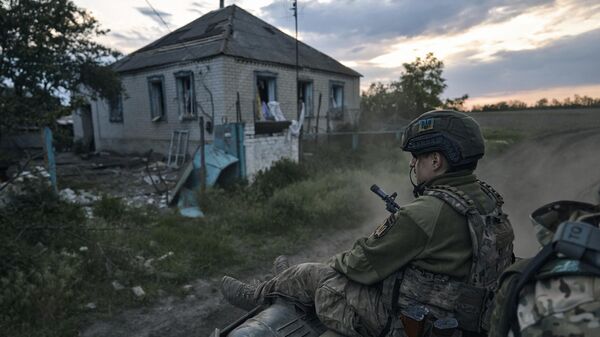 Украинский солдат на бронетранспортере, архивное фото - Sputnik Литва