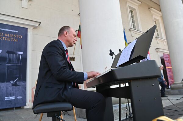 На первом концерте выступил молодежный хор Национальной школы искусств имени Чюрлениса. - Sputnik Литва