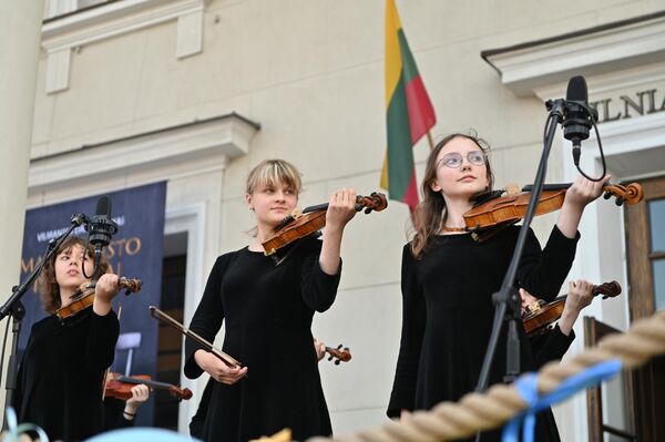На фото: выступление ансамбля скрипачей на открытии фестиваля Rotušės kolonada. - Sputnik Литва