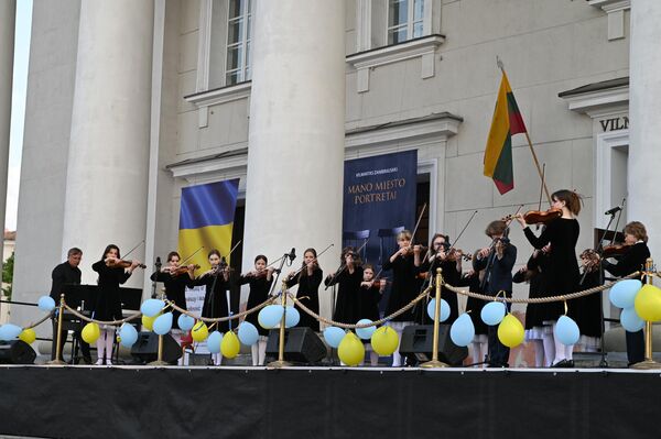 Открытие фестиваля совпало с международным Днем защиты детей, поэтому в концерте приняли участие молодежные коллективы. - Sputnik Литва