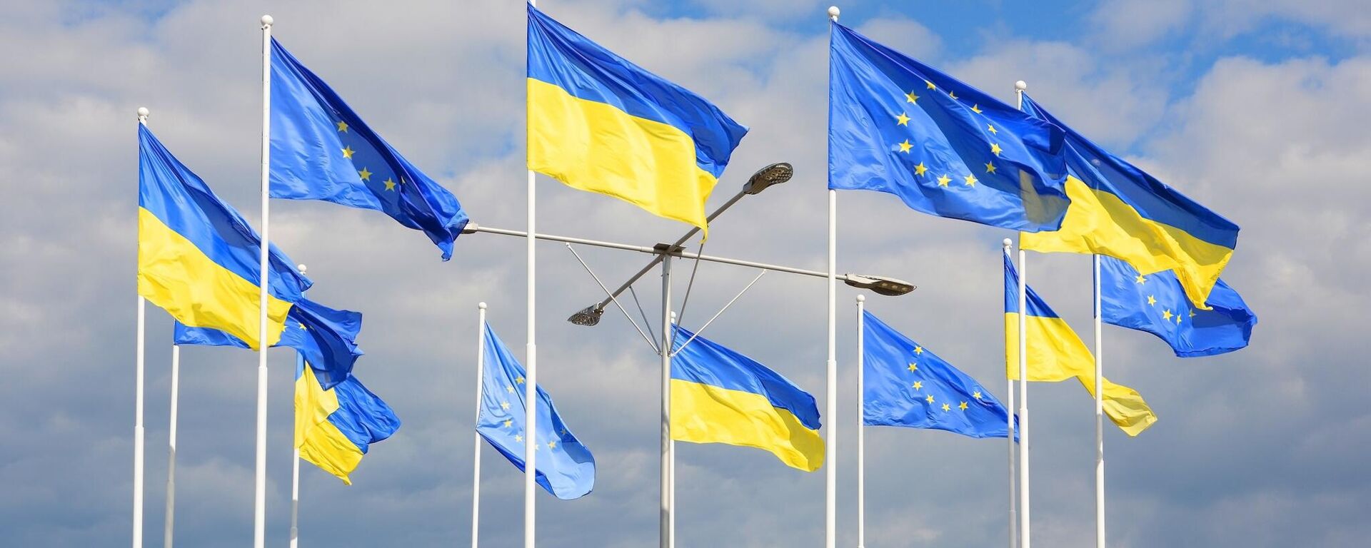 Флаги Украины и ЕС, архивное фото - Sputnik Литва, 1920, 15.11.2025
