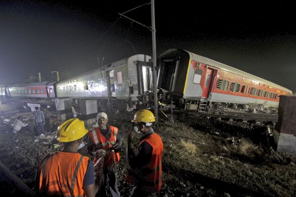 Спасатели работают на месте крушения поездов в Индии. - Sputnik Литва