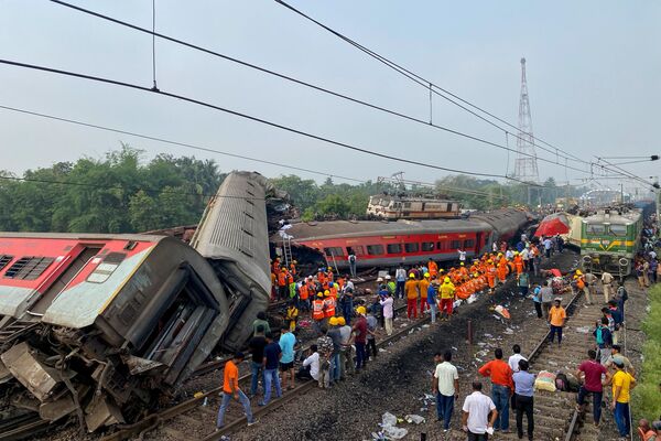 При столкновении поездов в индийском штате Одиша погибло около 300 человек. - Sputnik Литва