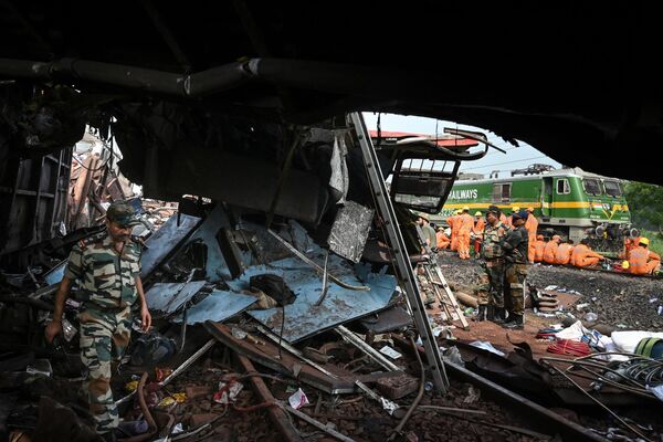 Военные инспектируют разрушенные в результате крушения поезда. - Sputnik Литва