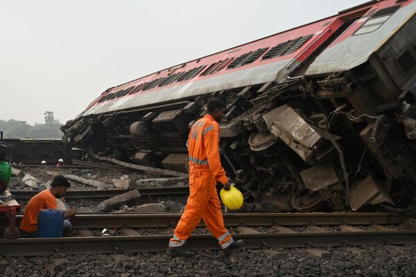 Спасатели работают на месте крушения поездов в Индии - Sputnik Литва