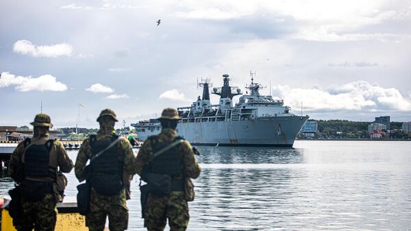 Военные на фоне кораблей на учениях НАТО Baltops 23 в Таллине - Sputnik Литва