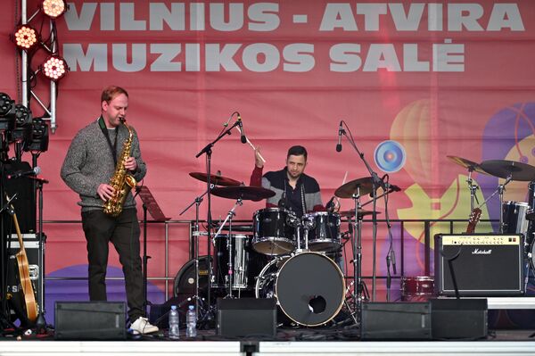 Жители также могли посмотреть выступления музыкантов прямо со своих балконов. - Sputnik Литва