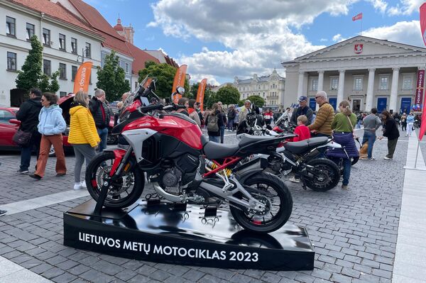 На фото: на подиуме представлен мотоцикл года в Литве — итальянский Ducati Multistrada V4S. - Sputnik Литва