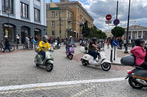 В рамках Дня Италии по улицам Старого города Вильнюса проехалась колонна мотоклуба &quot;Веспа&quot;, в которой были представлены итальянские мопеды и мотоциклы. - Sputnik Литва