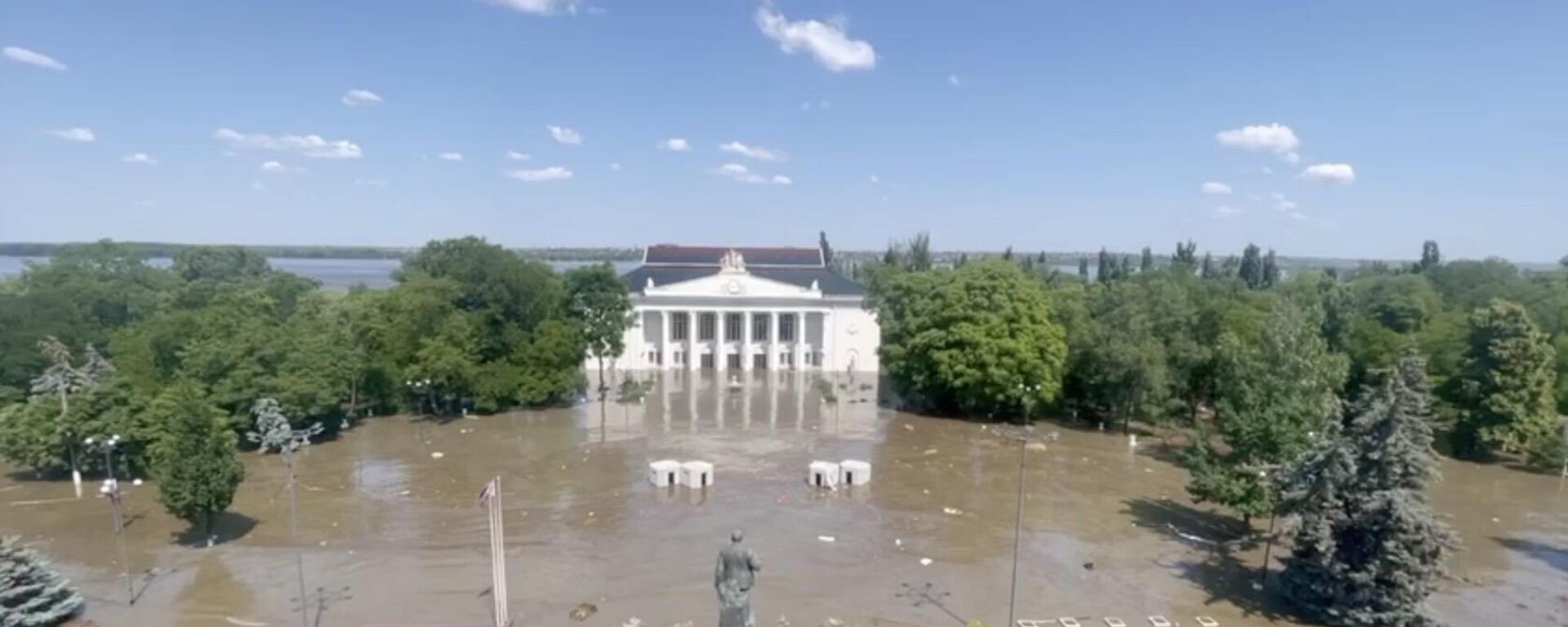Затопленный центр Новой Каховки. Кадр видео - Sputnik Литва, 1920, 06.06.2023