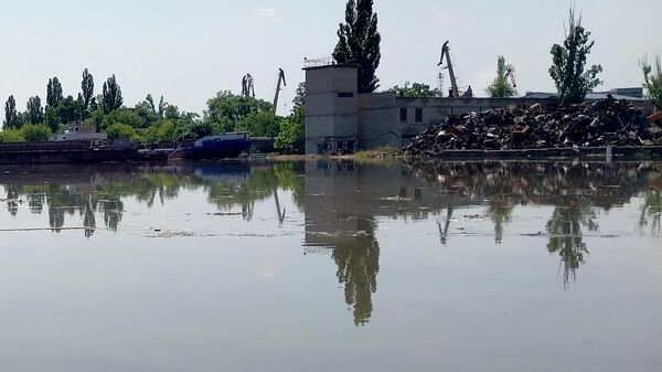 Частично затопленный район после обстрела Каховской ГЭС  - Sputnik Литва