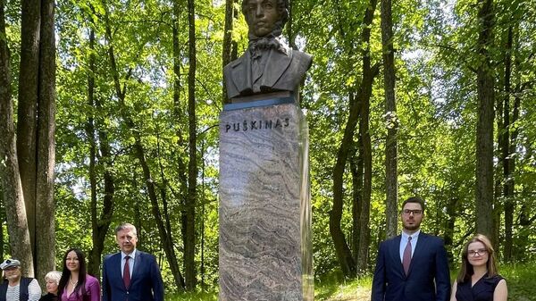 Дипломаты и сотрудники посольства РФ в Литве возле памятника Александру Пушкину - Sputnik Литва
