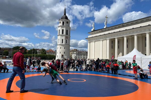 Турнир, который проходит с 2014 года, привлекает внимание благодаря оригинальному формату — он проводится на открытом воздухе в Старом городе столицы. - Sputnik Литва