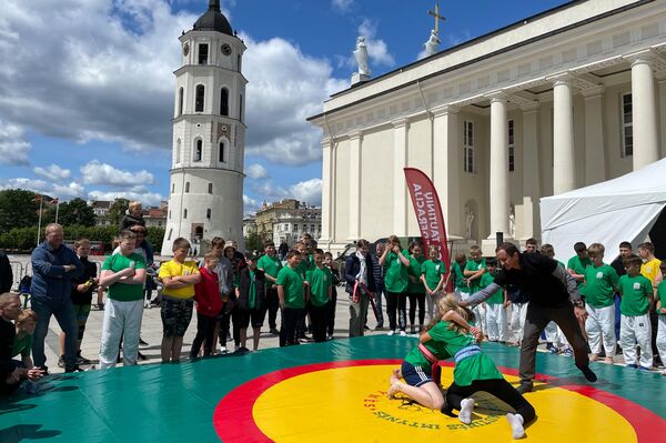 Международный турнир по греко-римской борьбе прошел в самом центре литовской столицы — на Ратушной площади. - Sputnik Литва