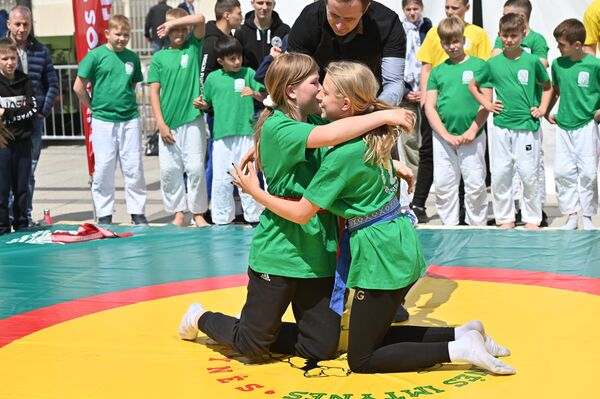 На фото: фрагмент поединка среди девочек на соревнованиях Vilnius Open 2023. - Sputnik Литва