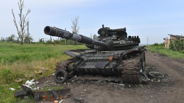 Уничтоженный танк ВСУ в селе у линии соприкосновения на Артемовском направлении - Sputnik Литва