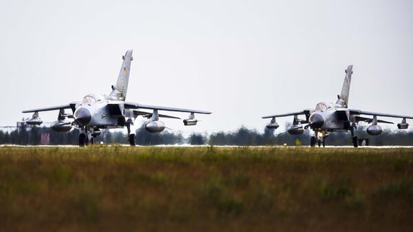 Истребители F-16 НАТО на учениях в Литве - Sputnik Литва