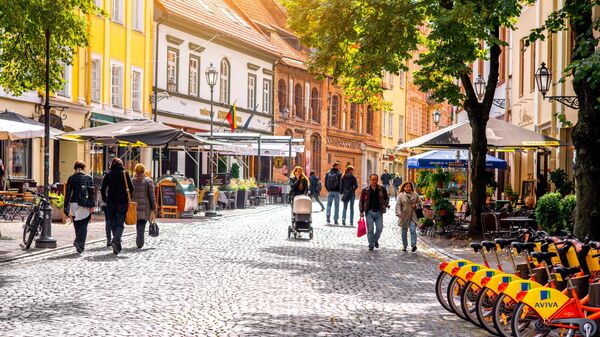 Туристы прогуливаются по главной пешеходной улице в Старом городе Вильнюса - Sputnik Литва