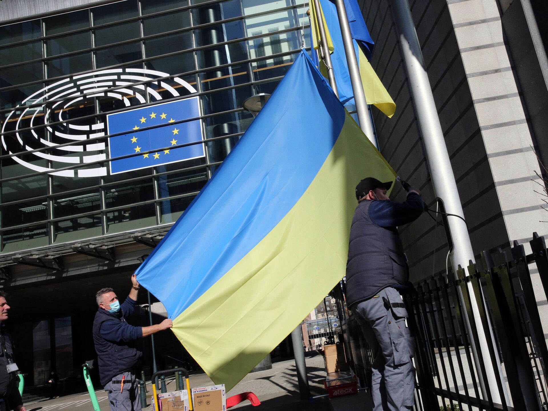 Россия и коллективный запад. Здание ЕС В Брюсселе. Флаг Украины и Евросоюза. Украина НАТО. Россия в Евросоюзе.
