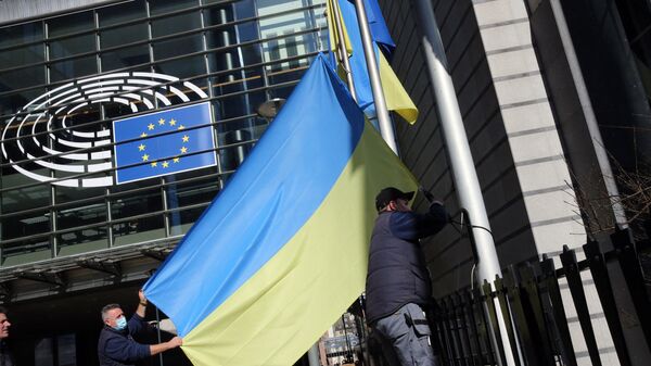 Украинский флаг поднимают возле штаб-квартиры Европарламента - Sputnik Литва