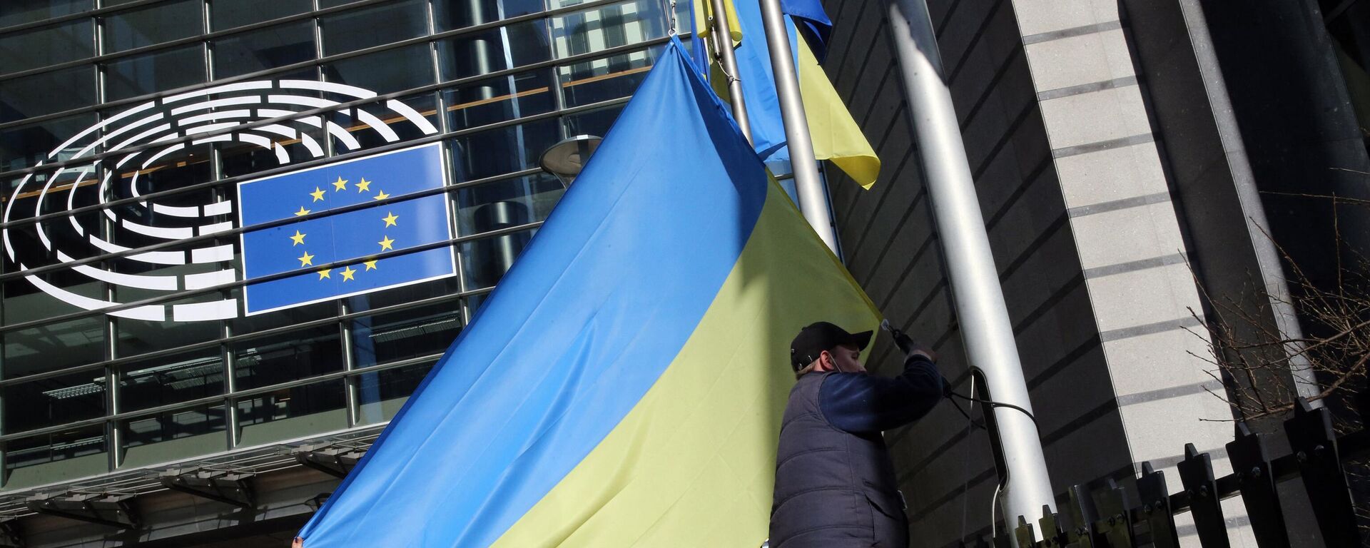 Украинский флаг поднимают возле штаб-квартиры Европарламента - Sputnik Литва, 1920, 13.07.2023