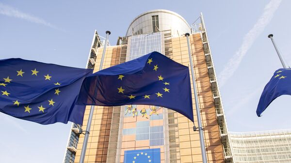 Флаги ЕС у штаб-квартиры Европейской комиссии, архивное фото - Sputnik Литва