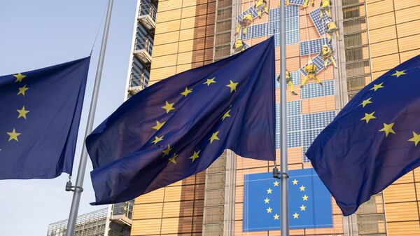 Флаги ЕС у штаб-квартиры Европейской комиссии, архивное фото - Sputnik Литва