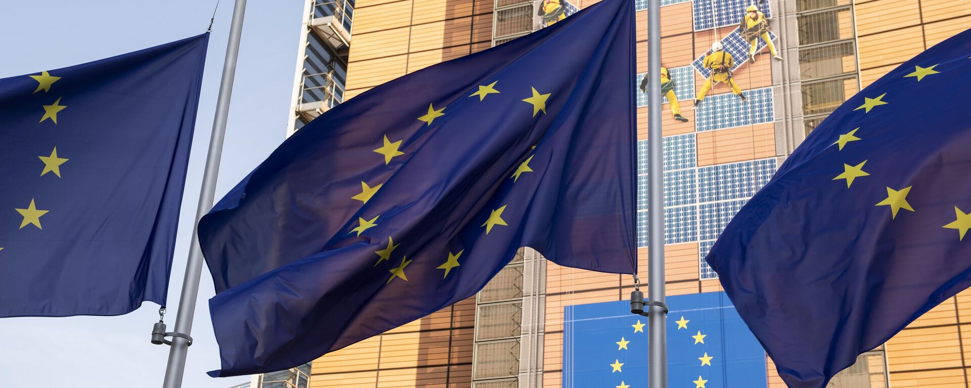 Флаги ЕС у штаб-квартиры Европейской комиссии, архивное фото - Sputnik Литва, 1920, 30.01.2024