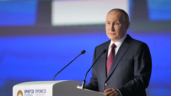 Президент РФ Владимир Путин выступает на пленарном заседании ПМЭФ-2023 - Sputnik Литва