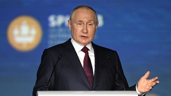 Президент РФ Владимир Путин на пленарном заседании ПМЭФ-2023 - Sputnik Литва