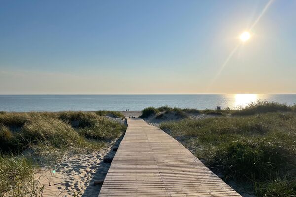 На фотографии: дорожка через дюны к пляжу в Паланге. - Sputnik Литва